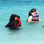 Ici on plonge avec le voile! plongée indonésiennes
