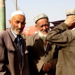 Entre hommes au marché aux bestiaux de Kashgar - Chine