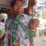 Maman et bébé maquillés au tanaka - Banmaw - Birmanie