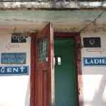 Au fond du couloir à droite…