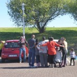 Portrait de famille à la station d'autoroute