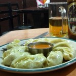 Momos (raviolis tibetains) et Everest beer à Kathmandu - Népal