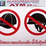 Couvre-chefs interdits aux ATM - Laos