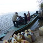 Passage de la moto en pirogue