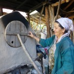 Notre hôte fabrique le pain pour la maisonnée