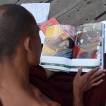 Ce moine de Mandalay découvre notre article sur l'Amazonie