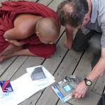 Gil présente la revue au monastère de Mandalay