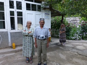 Nos hôtes devant le homestay