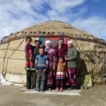 La famille Guldara devant sa yourte