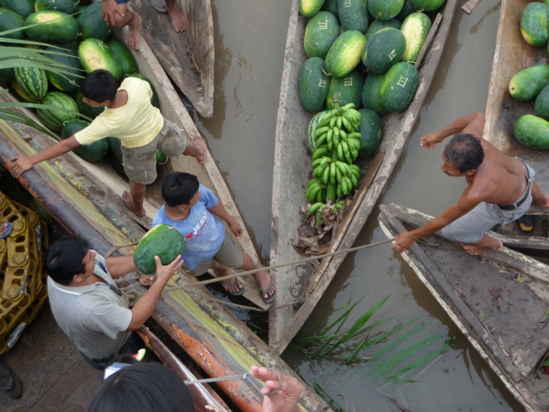 Embarquement de pastèques pour vendre à Iquitos